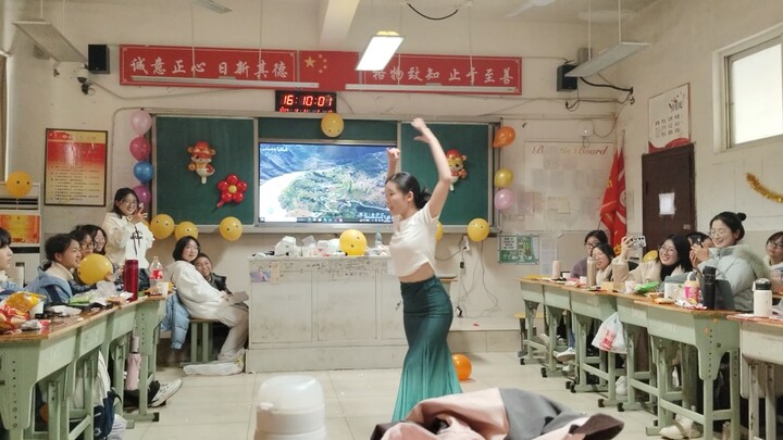 Trường Trung học số 1 Anh Đàm, lớp 17, đêm hội mừng năm mới