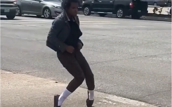 Một người hâm mộ khá thoải mái và dũng cảm của Michael Jackson