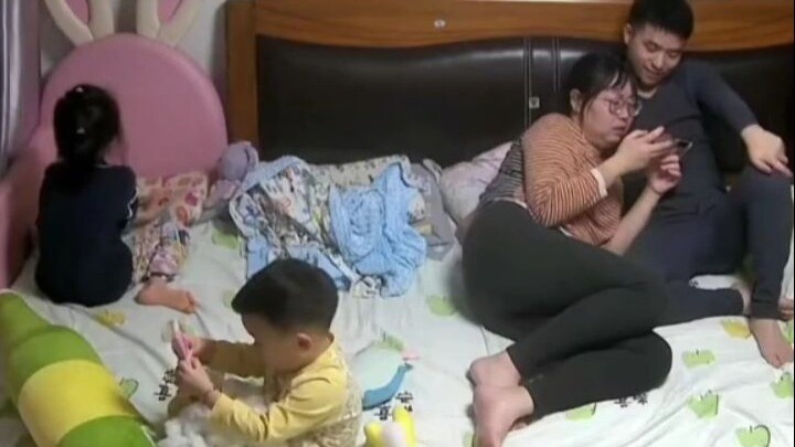 Dua anak yang masih belum bisa mengendalikan buang air kecil berhasil mengendalikan seluruh situasi 