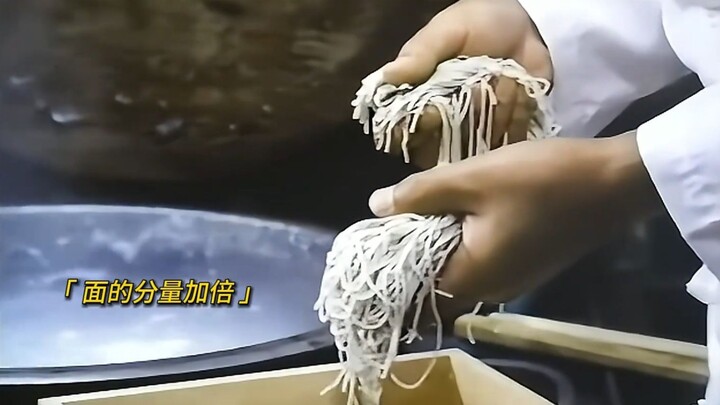 ครอบครัวสามคนสั่งแค่บะหมี่โซบะน้ำซุปใสหนึ่งชามสำหรับมื้อค่ำวันสิ้นปี แต่เจ้าของร้านแอบเพิ่มปริมาณให้