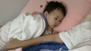 Chiếc giường đột nhiên đổ sập xuống, phản ứng của đứa bé là không nhúc nhích! Hahaha, tôi cười lăn c