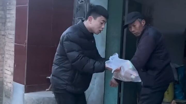 คุณปู่: ไอ้หลานบ้าเอ็งนี่มันหาเรื่องโดนต่อยชัดๆ