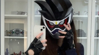 "Tôi hy vọng tôi có một người bạn gái có thể xem Kamen Rider cùng tôi" "Con của bạn đang ở đây"