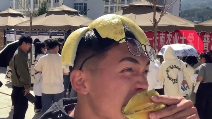 Yunnan Agricultural University’s fruit farm has enjoyed a bountiful harvest, with fruits being freel