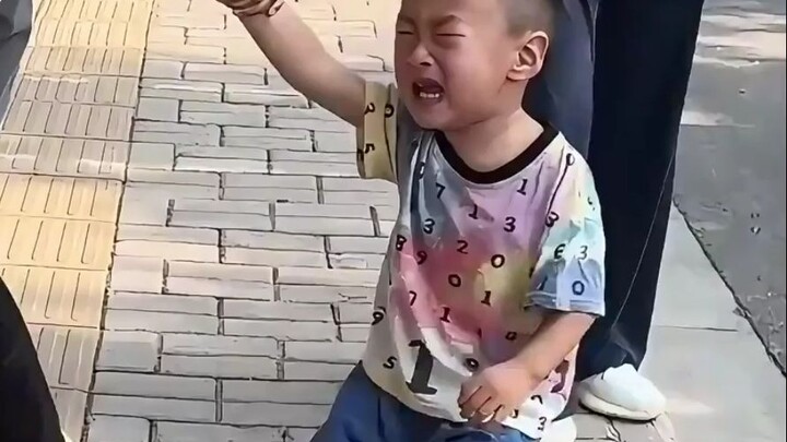 ที่ฮ่องกงห้ามตีเด็ก แม่เลยพาลูกขับรถไปตีที่เซินเจิ้นแล้วกลับมา