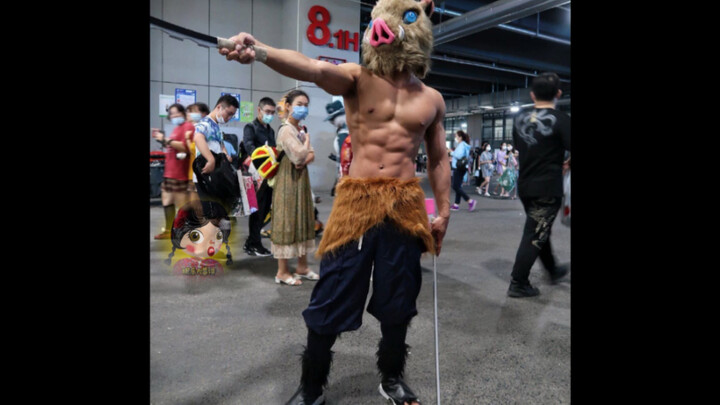 At the comic exhibition Cos Demon Slayer Inosuke's muscular brother, the degree of restoration is al