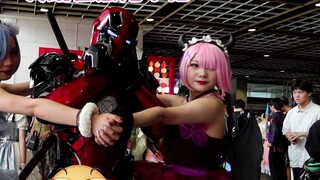 Going to Comic Con to liven up the Iron Deadpool Comic Con is so much fun I feel so good