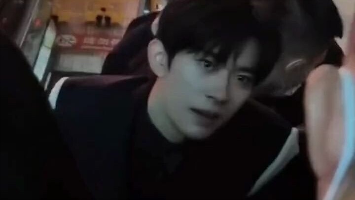 Bốn khoảnh khắc ấm lòng trên tường: Tôi đã vô cùng kinh ngạc trước nụ cười tinh nghịch của Ngô Lỗi!