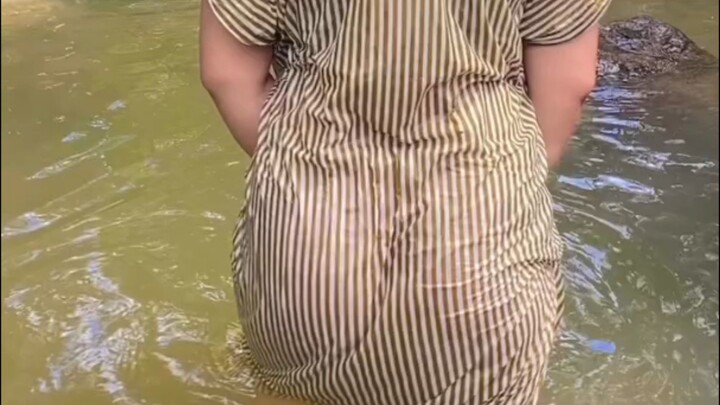 Mandi nya sendiri terus..kapan sama kamu nya??