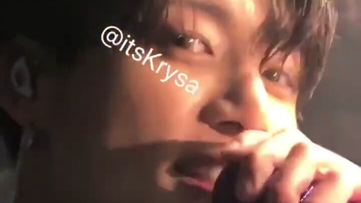 This fan is so lucky—she’s the “chosen one” whose phone Jin-jung-guk borrowed to take a selfie!