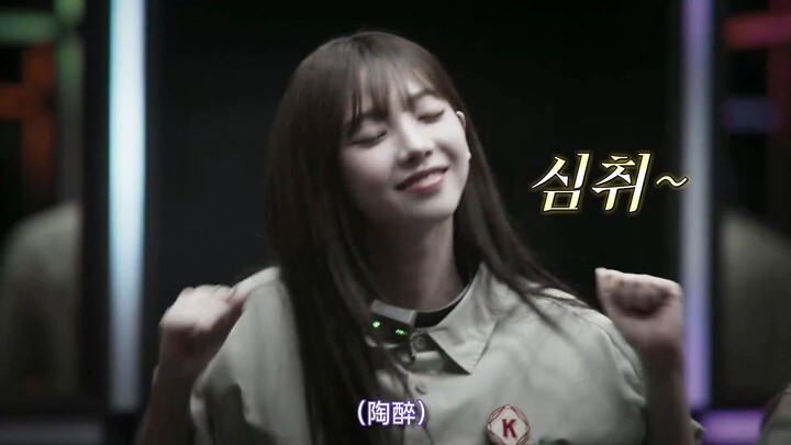 【Ryu Ji-min】Ada seekor kucing kecil sedang menekan-nekan susu