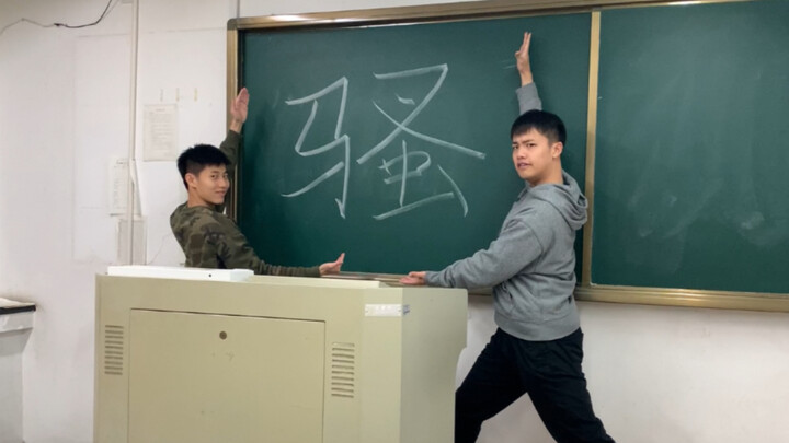 老师：开学了但学生有点离谱