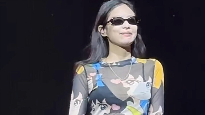 【Jennie】Sheer outfit! I don’t know about others, but Jennie’s definitely not cold
