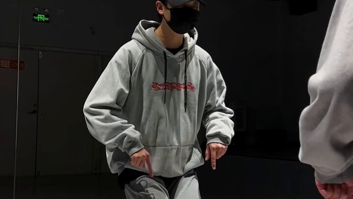 ท่ากลิ้งขาพื้นฐานสไตล์ฮิปฮอป