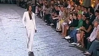 المحترف يخرج إلى الشارع، الطاقة العالية في الأمام.