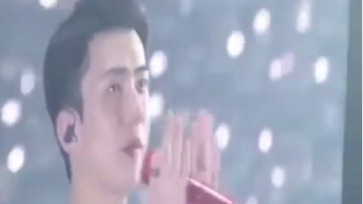 【EXO】191222 ทั้งฮอลล์ชูป้ายผ้า “EXO รักกันเถอะ” น้ำตาซึมในดวงตาของพี่ชาย... ร้องไห้แล้ว