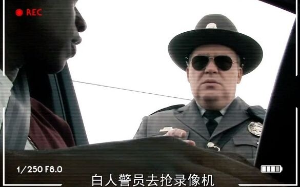 Người mẹ bất ngờ phát hiện ra nút tua ngược của máy quay phim có thể làm cho thời gian quay ngược lạ