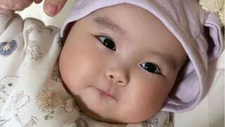 Sangat jelas mengisyaratkan kepada ibu agar minum susu, ekspresi wajahnya sungguh menggemaskan!