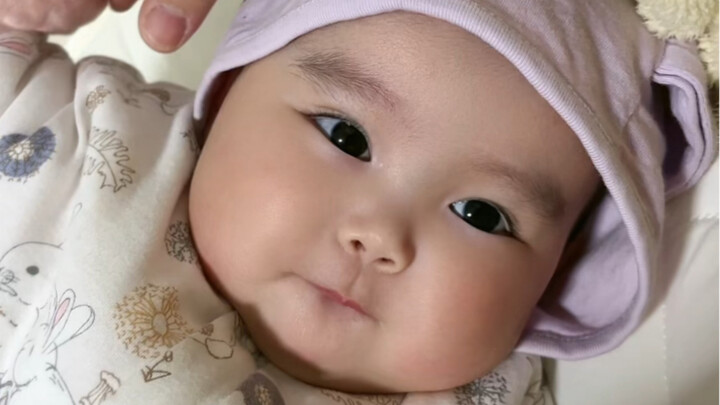 Sangat jelas mengisyaratkan kepada ibu agar minum susu, ekspresi wajahnya sungguh menggemaskan!