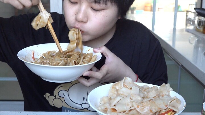 Mom made pea noodles by hand early in the morning (tutorial included)—I downed two bowls in one go! 