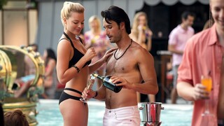 Hot Girl Teams up With Con Man to Rob Rich People Blind