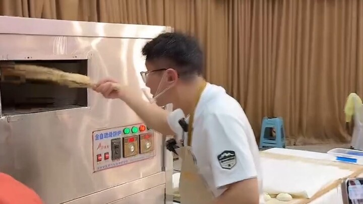 At Brother Shaobing’s fan meet, fans are making shaobing on the spot.