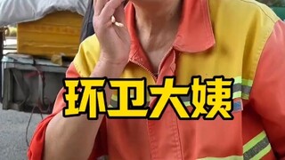 Bibi petugas kebersihan menangis sambil mengeluh gaji terlalu rendah