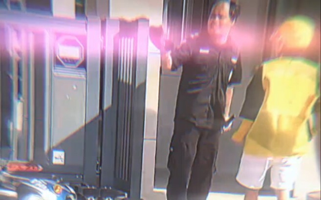 Brothers Fight Together, Father and Son Guard the Goal