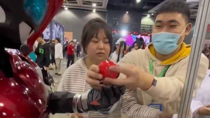 Ask Kamen Rider Kabuto to accompany me to the comic exhibition