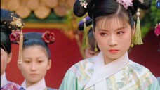 Qingying's gaze is always firm and she looks straight at others.