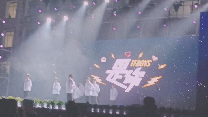 某高中一群男孩翻跳TFBOYS《是你》引起一片尖叫