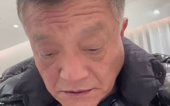 Let my dad pick out a down jacket at the outlet mall—he’ll be in for quite a shock! #DailyVlog #Dram