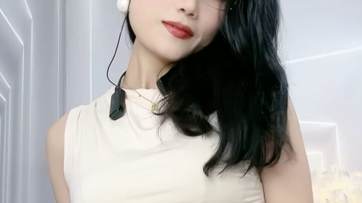 Cool Beauty (Yoga Pants, Hot Dance)