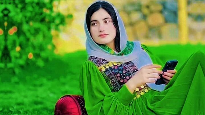 "خوابوں کی شہزادی، اپنی ہی دھن میں۔ 🌙✨"