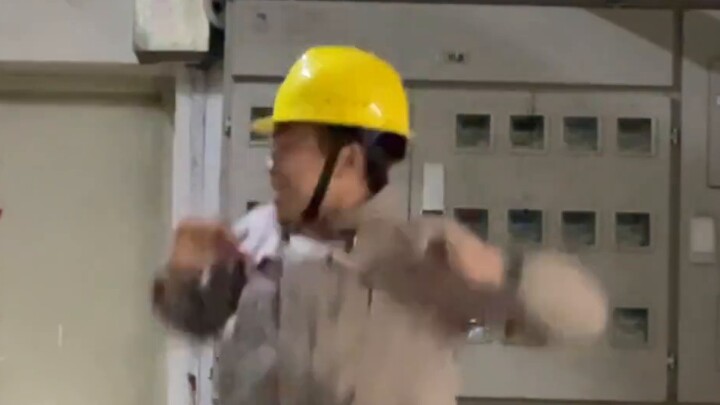 [Electrician Version], "Love Shot" EXO menari di lokasi konstruksi, membuat para pekerja tidak sangg