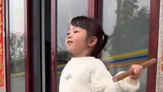 The five-year-old girl from Chaoshan performing Yingge dance is full of confidence and interprets th