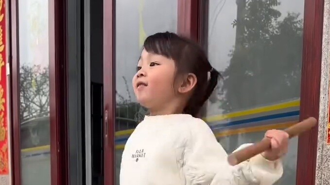 The five-year-old girl from Chaoshan performing Yingge dance is full of confidence and interprets th
