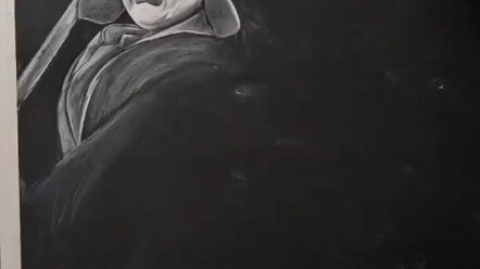 Guru Seni Menggambar Anime Tiongkok dengan Kapur di Papan Tulis