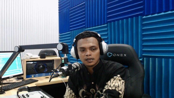Membaca Berita di Radio