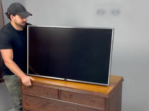 Mendaur ulang TV bekas menjadi lampu meja kerja