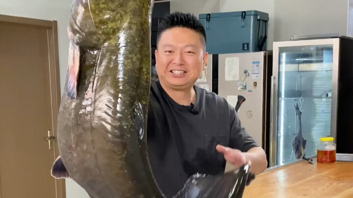 One of China’s largest catfish— the giant wallago leeri! Let’s whip up a dish of Zizhong Qiuqi River