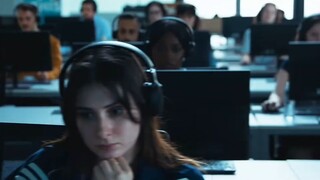 审核员每天维护秩序，但是自己成了恐怖的制造者！"美国血汗工厂