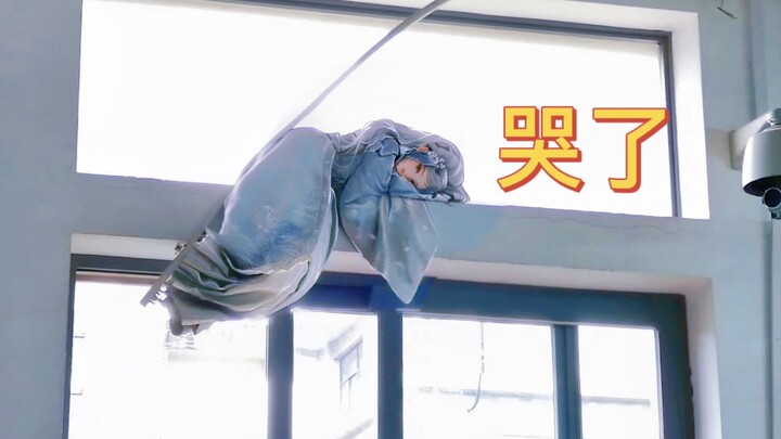 教室的窗帘不想干了，她在等谁呢