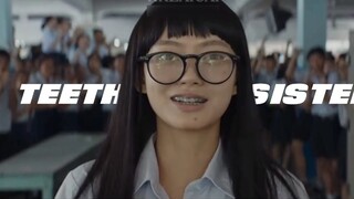 Chen Sisi berperan sebagai An Qi, seorang gadis berkawat gigi dalam film detektif Chinatown