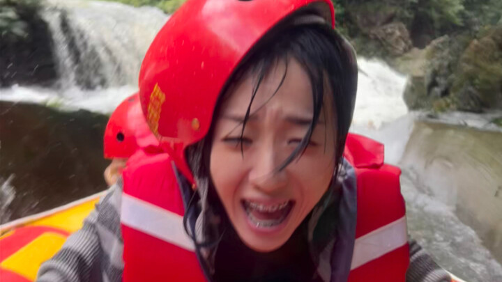 Koreans visiting Gaoguo River in Guizhou had an absolutely thrilling time—never expected there’d be 