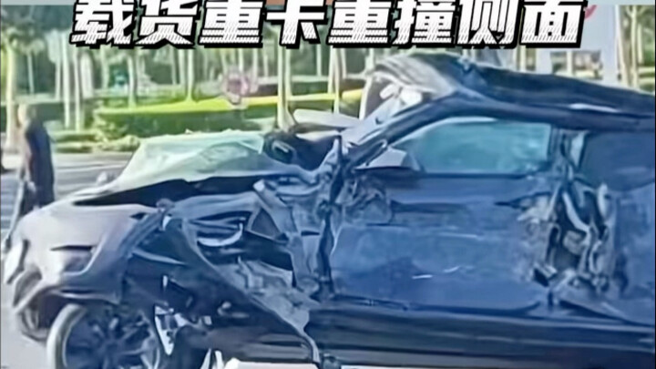 Tesla Model Y side‑impact crash test! The driver’s side was severely struck by a dozens‑ton cargo tr