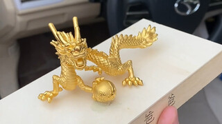 Người cha lại một lần nữa rút ra chiếc thắt lưng da của mình