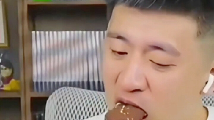 Teacher Zhang Xuefeng is wolfing down a big snow stick—such an appetite!