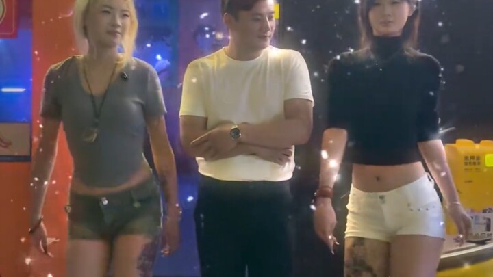 فتاتان رائعتان بطول 175 سم يتقاضيان الأجر يوميًا