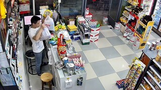 Ba cô gái Hàn Quốc đến cửa hàng tiện lợi